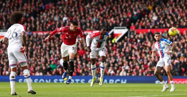 Benjamin Sesko thực hiện pha đánh đầu dũng mãnh ghi bàn thắng quyết định cho Man Utd.