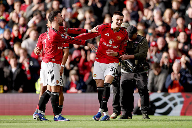 Benjamin Sesko ăn mừng bàn thắng cùng các đồng đội, đền đáp niềm tin của HLV Michael Carrick.