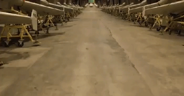 Hình ảnh máy bay không người lái của Iran trong hầm ngầm