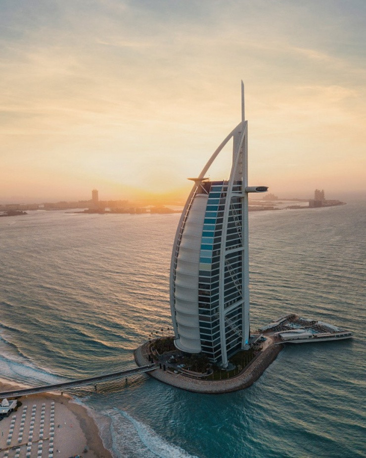 Toàn cảnh khách sạn Burj Al Arab với thiết kế hình cánh buồm đặc trưng trên hòn đảo nhân tạo.