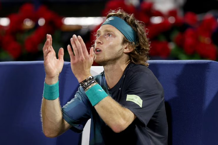 Tay vợt Andrey Rublev cũng đang chờ đợi thông báo về các chuyến bay để kịp dự Indian Wells.