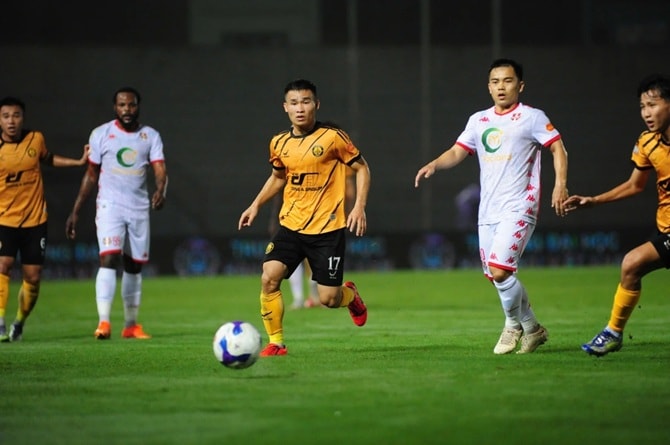 Nguyễn Văn Tùng ăn mừng bàn thắng lịch sử trong trận đấu với Hải Phòng FC tại V-League.