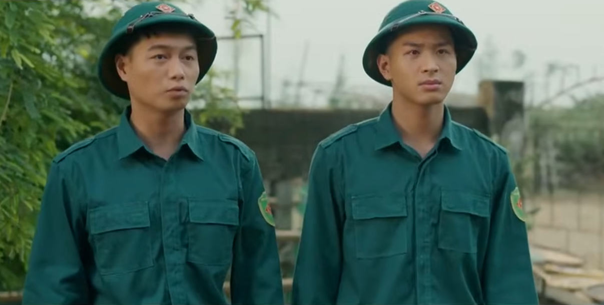 Lợi và các thành viên trong đội bàn bạc về việc giúp đỡ Phúc.