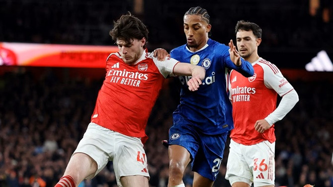 Declan Rice thi đấu đầy nỗ lực trong màu áo Arsenal trước đối thủ Chelsea.
