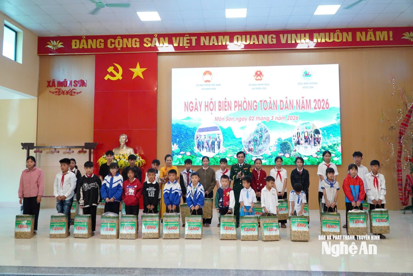 Lãnh đạo Trung ương, tỉnh trao tặng 27 suất học bổng quà cho hoc sinh trong chương trình nâng bước bước em tới trường
