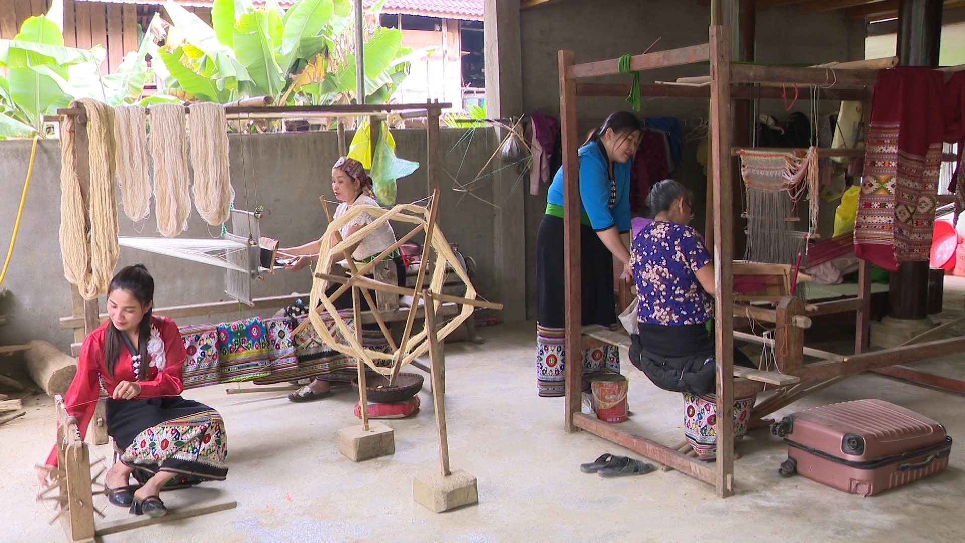  Chi Lang Thi Huong trao doi voi hoi vien phu nu ban Mong ve phat trien nghe det tho cam