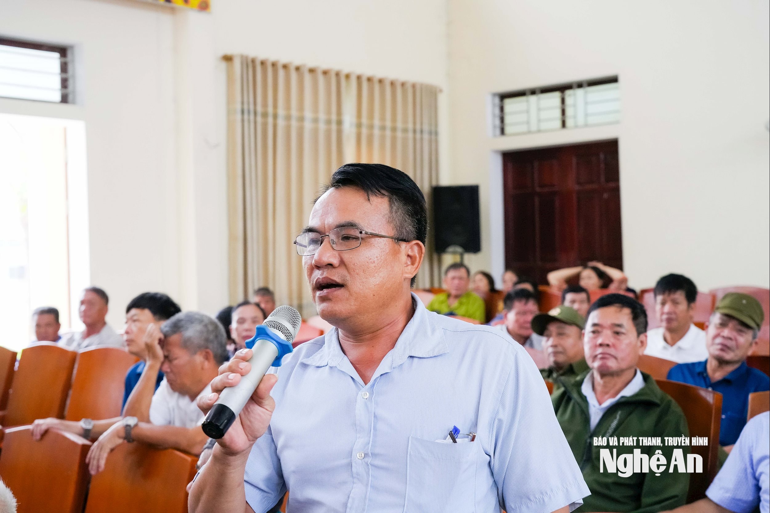 Cử tri Dư Văn Chương, x&oacute;m 8, x&atilde; Hưng Nguy&ecirc;n Nam ph&aacute;t biểu kiến nghị với c&aacute;c ứng cử vi&ecirc;n. Ảnh: T.L