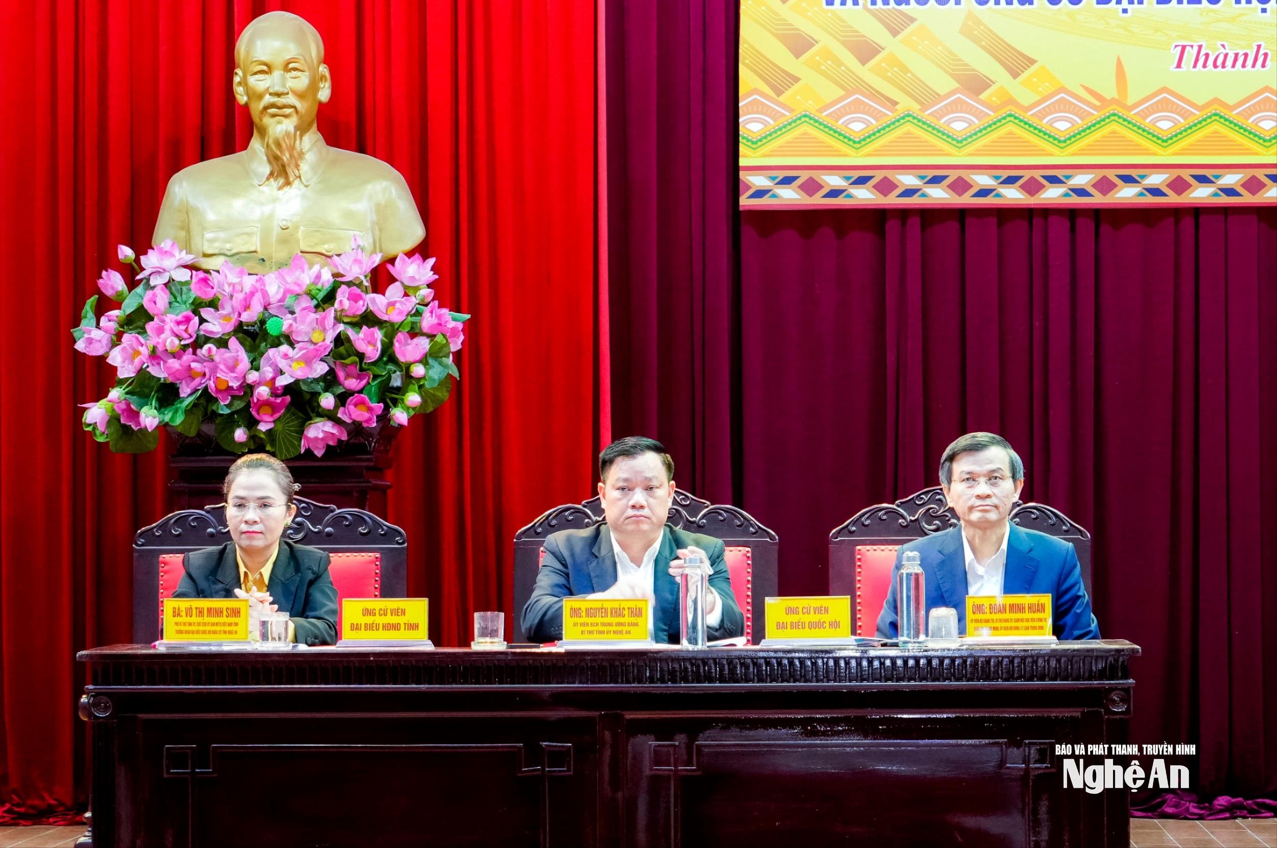 Ủy viên Bộ Chính trị, Bí thư Đảng uỷ, Giám đốc Học viện Chính trị Quốc gia Hồ Chí Minh Đoàn Minh Huấn; Ủy viên Ban Chấp hành Trung ương Đảng, Bí thư Tỉnh uỷ Nguyễn Khắc Thận; Phó Bí thư Tỉnh uỷ, Chủ tịch Ủy ban MTTQ tỉnh, Trưởng đoàn ĐBQH tỉnh Võ Thị Minh Sinh tham dự hội nghị. Ảnh: Phạm Bằng