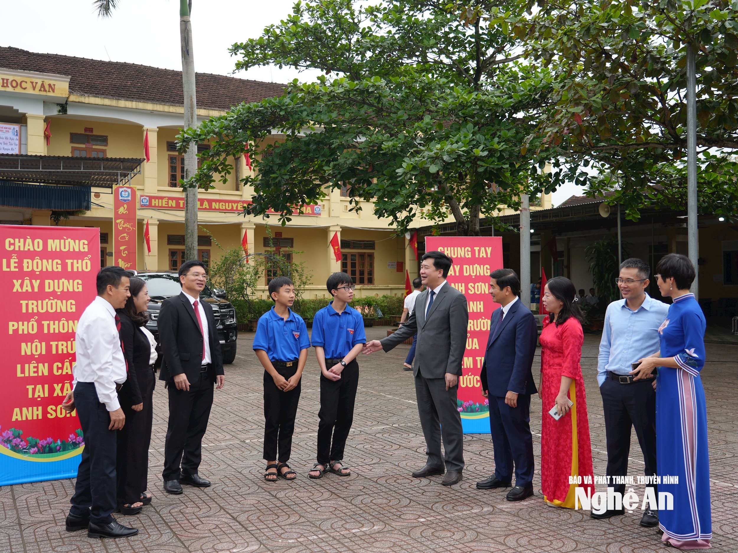 Các đồng chí lãnh đạo trò chuyện với thầy và trò Trường THCS Anh Sơn. Ảnh: Mỹ Hà