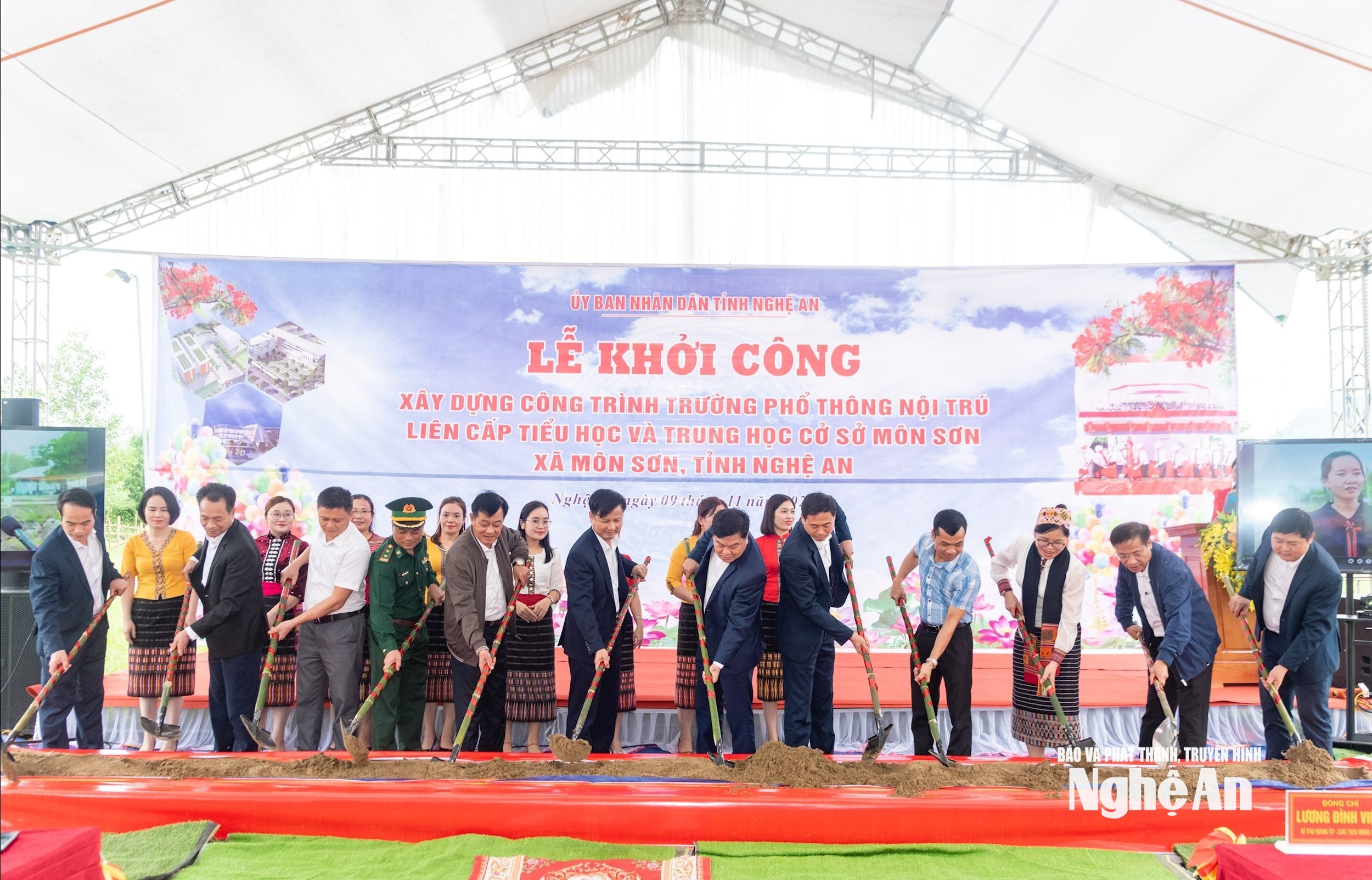 Các đại biểu thực hiện nghi thức khởi công xây dựng Trường phổ thông nội trú liên cấp tiểu học và trung học cơ sở Môn Sơn. Ảnh Minh Quân