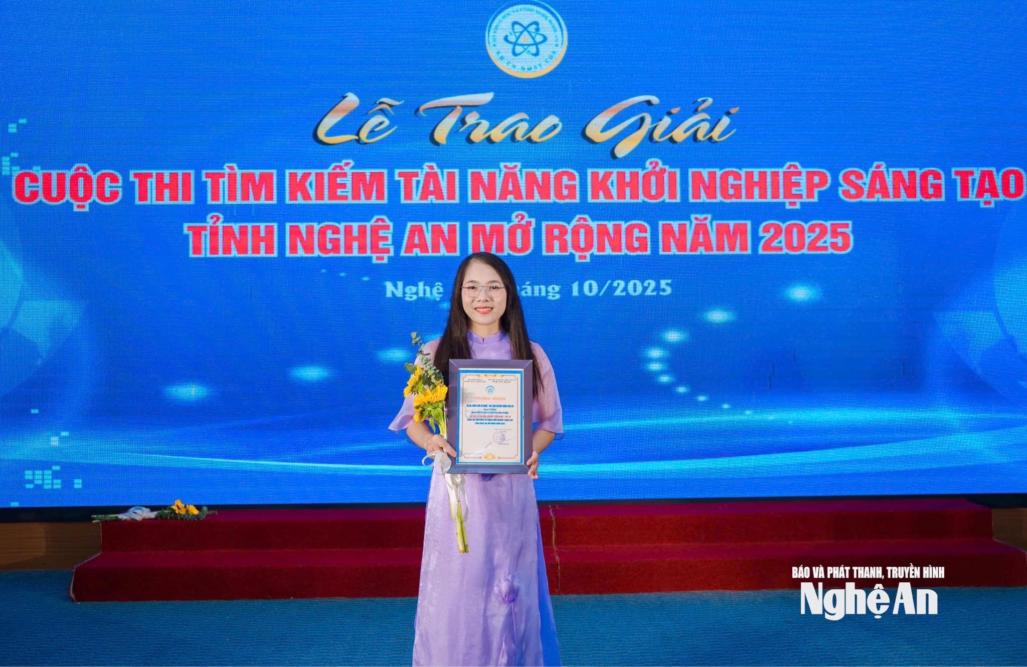 Chị Lê Thị Trang tại Lễ trao giải cuộc thi tìm kiếm tài năng khởi nghiệp sáng tạo tỉnh Nghệ An mở rộng năm 2025,. Ảnh - NVCC