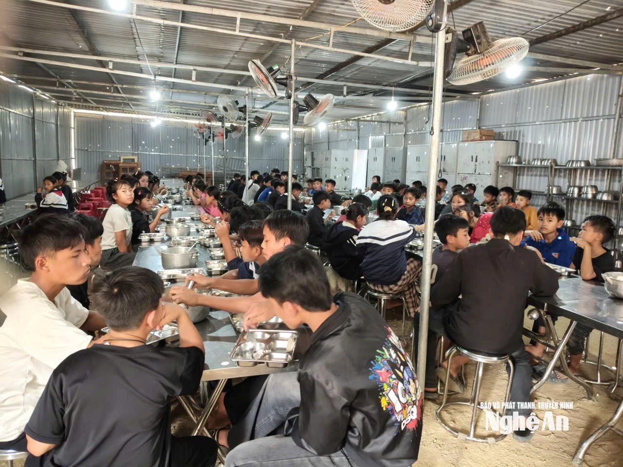 Nhà ăn bán trú tạm thời của học sinh Trường PT DTBT THCS Bắc Lý. Ảnh - Mỹ Hà