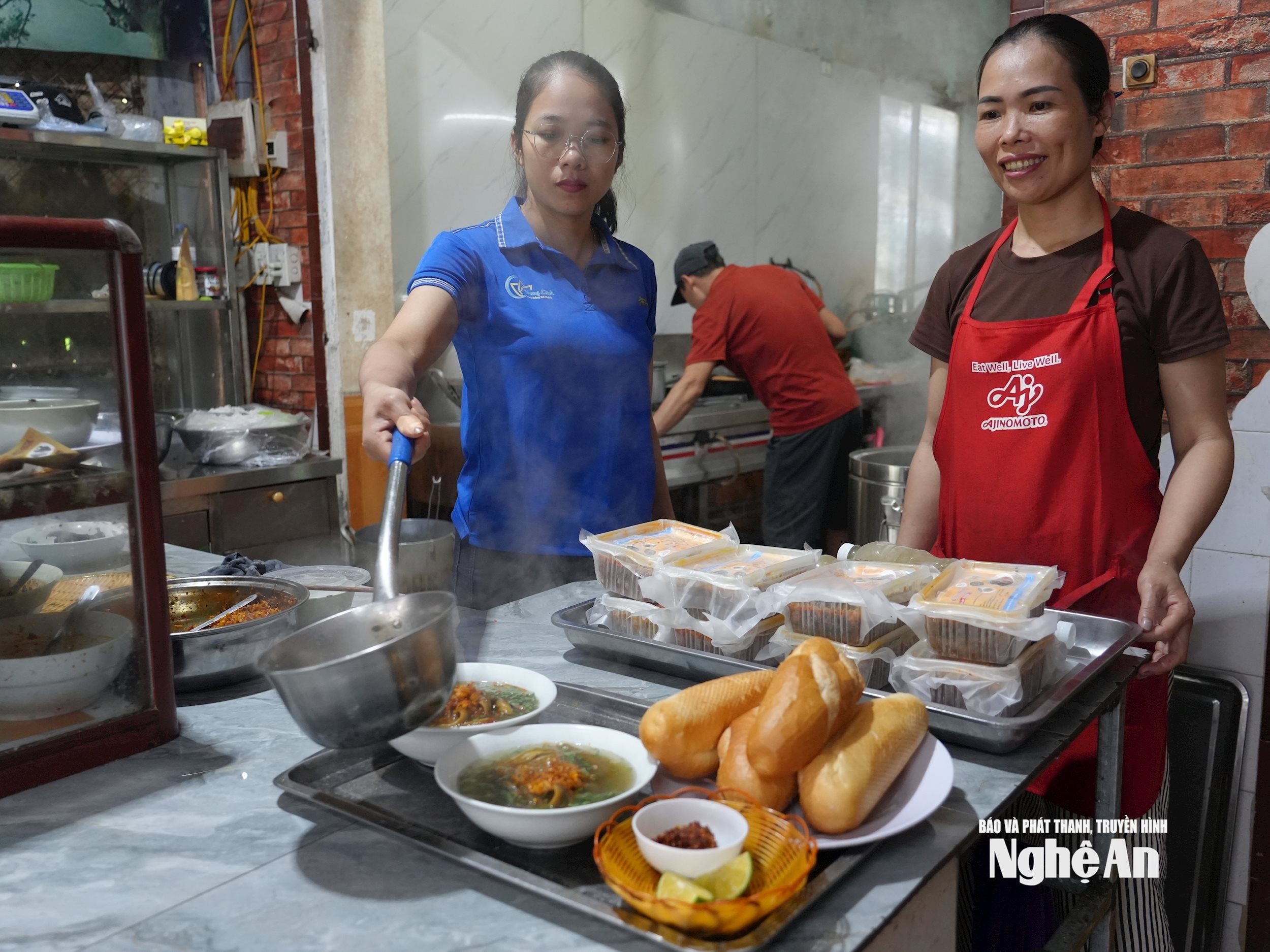 Nhiều hội viên Hợp tác xã đã có thu nhập ổn định nhờ nghề chế biến và kinh doanh lươn đồng. Ảnh - Mỹ Hà