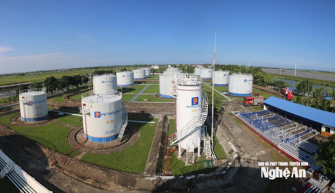 Hệ thống kho dự trữ của Công ty xăng dầu Nghệ An tại Nghi Hương (TX. CỬa Lò) và Hưng Hòa (TP. Vinh) có thể chứa được 58.500 m3 xăng dầu. Ảnh tư liệu