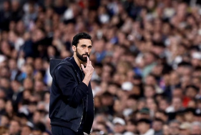 HLV Alvaro Arbeloa trên băng ghế chỉ đạo trong thất bại của Real Madrid.