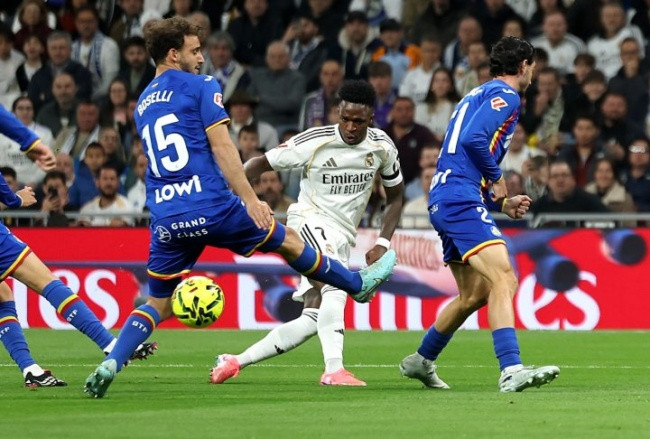 Vinicius Junior bị các cầu thủ Getafe phong tỏa hoàn toàn.