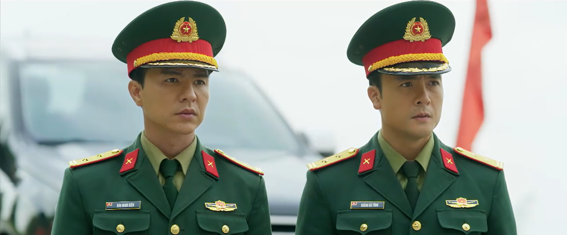 Kiên ngăn cản bà Thoa trước đám đông