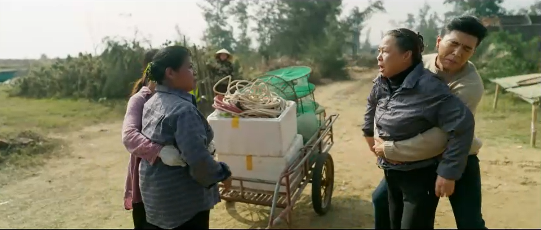 Mâu thuẫn giữa bà Thoa và hàng xóm đẩy lên đỉnh điểm