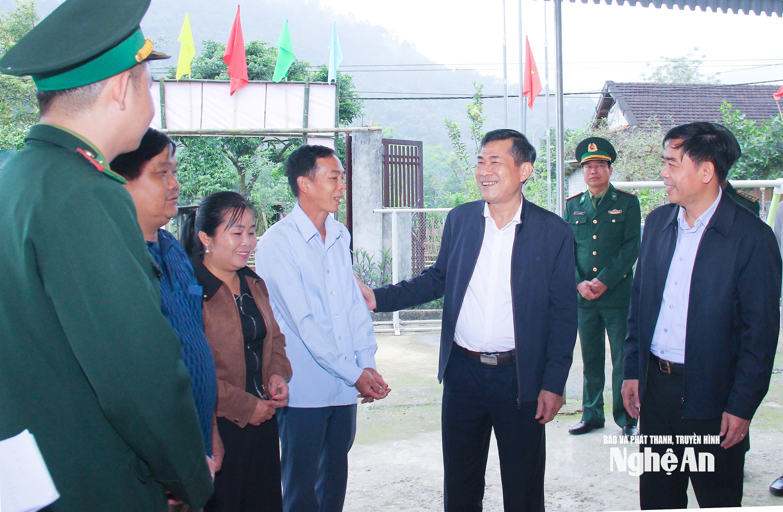 Đồng chí Thái Văn Thành - Ủy viên Ban Chấp hành Đảng bộ tỉnh, Phó Chủ tịch UBND tỉnh trao đổi với tổ bầu cử bản Khe Nà, xã Châu Khê. Đồng chí yêu cầu tổ bầu cử tập trung cao độ, chú trọng công tác nghiệp vụ, bảo đảm ngày bầu cử diễn ra an toàn, đúng luật, bầu đúng, bầu đủ đại biểu. Ảnh: Mai Hoa