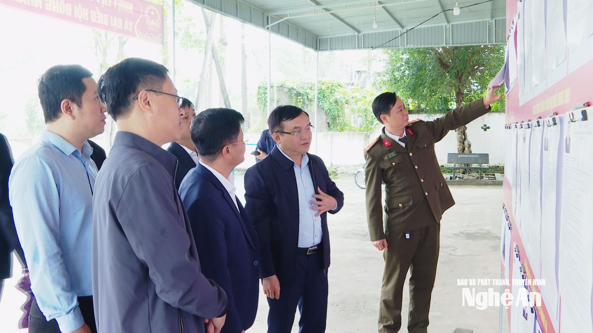 Đồng chí Ngọc Kim Nam - Ủy viên Ban Thường vụ, Trưởng ban Tuyên giáo và Dân vận Tỉnh ủy kiểm tra công tác chuẩn bị bầu cử tại xóm Liên Chung, xã Cát Ngạn, tỉnh Nghệ An