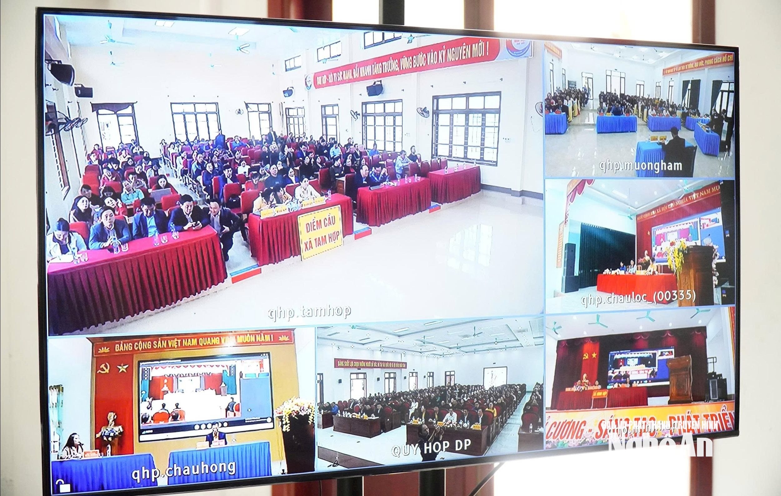 Các điểm cầu tiếp xúc cử tri tại 7 xã được tổ chức kết nối trực tuyến. Ảnh: Nguyễn Toàn