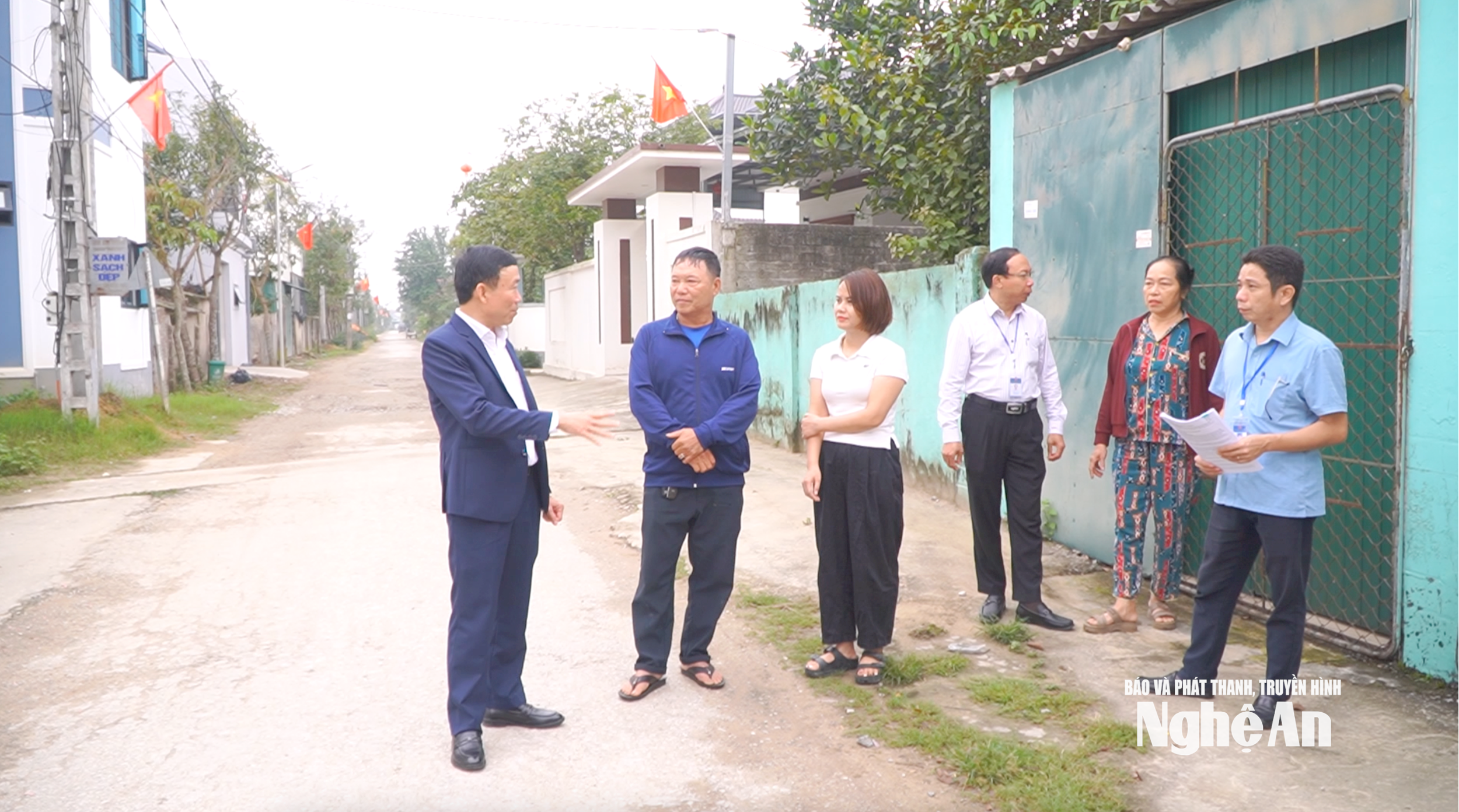 Cán bộ phường Vinh Phú trao đổi với người dân về công tác phân loại, thu gom rác thải tại địa phương.