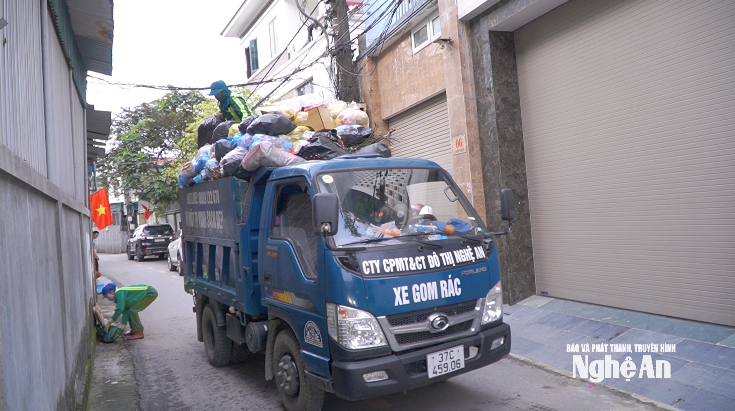 Công nhân môi trường tất bật thu gom rác thải hỗn hợp trong khu dân cư