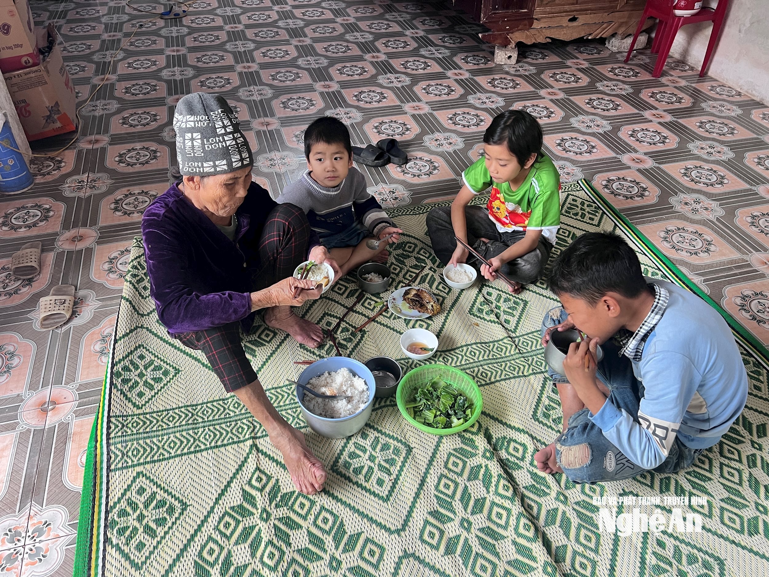 Pasti senza carne per i quattro membri della famiglia (nonna e tre nipoti). Foto di Ngoc Dung.