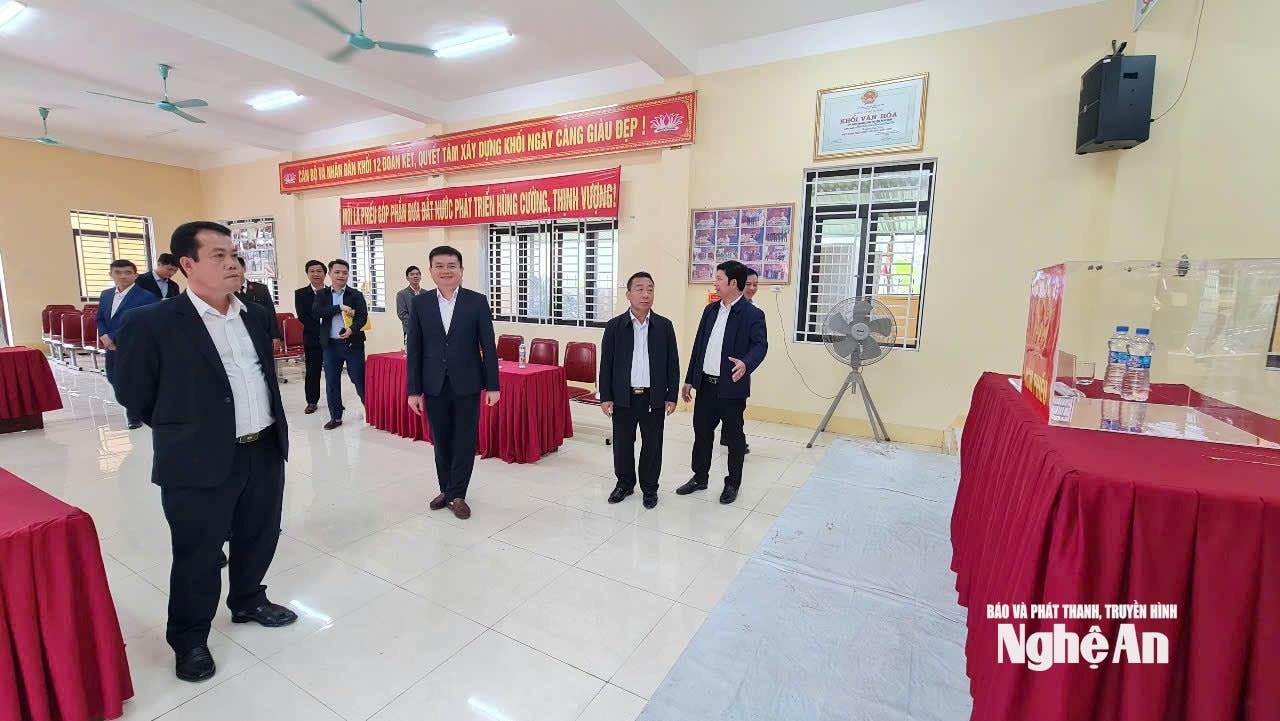 Phó Chủ tịch UBND tỉnh Nguyễn Văn Đệ kiểm tra chuẩn bị cơ sở vật chất tại Khu vực bầu cử số 6, xã Quỳ Hợp. Ảnh Nguyễn Toàn