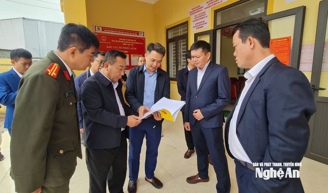 Phó Chủ tịch UBND tỉnh Nguyễn Văn Đệ kiểm tra, đối chiếu số liệu tại Khu vực bầu cử số 6, xã Quỳ Hợp. Ảnh Nguyễn Toàn