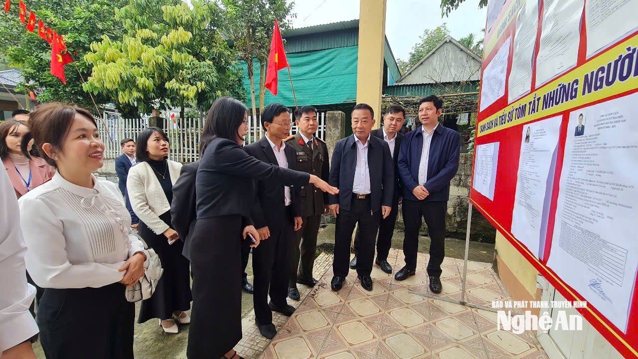 Phó Chủ tịch UBND tỉnh Nguyễn Văn Đệ nghe báo cáo tại Khu vực bỏ phiếu số 12, xã Châu Lộc. Ảnh Nguyễn Toàn