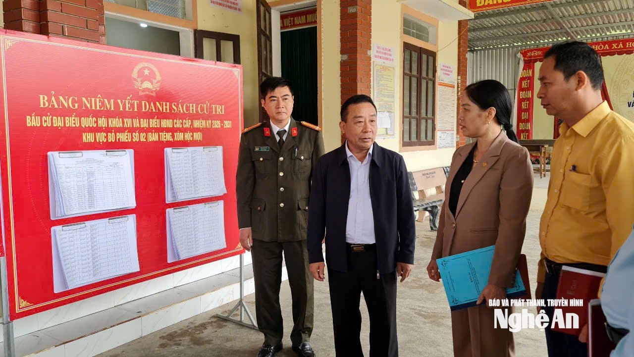 Phó Chủ tịch UBND tỉnh Nguyễn Văn Đệ nghe lãnh đạo xã Mường Ham báo cáo công tác chuẩn bị tại Khu vực bầu cử Bản Tiệng, xã Mường Ham. Ảnh Nguyễn Toàn