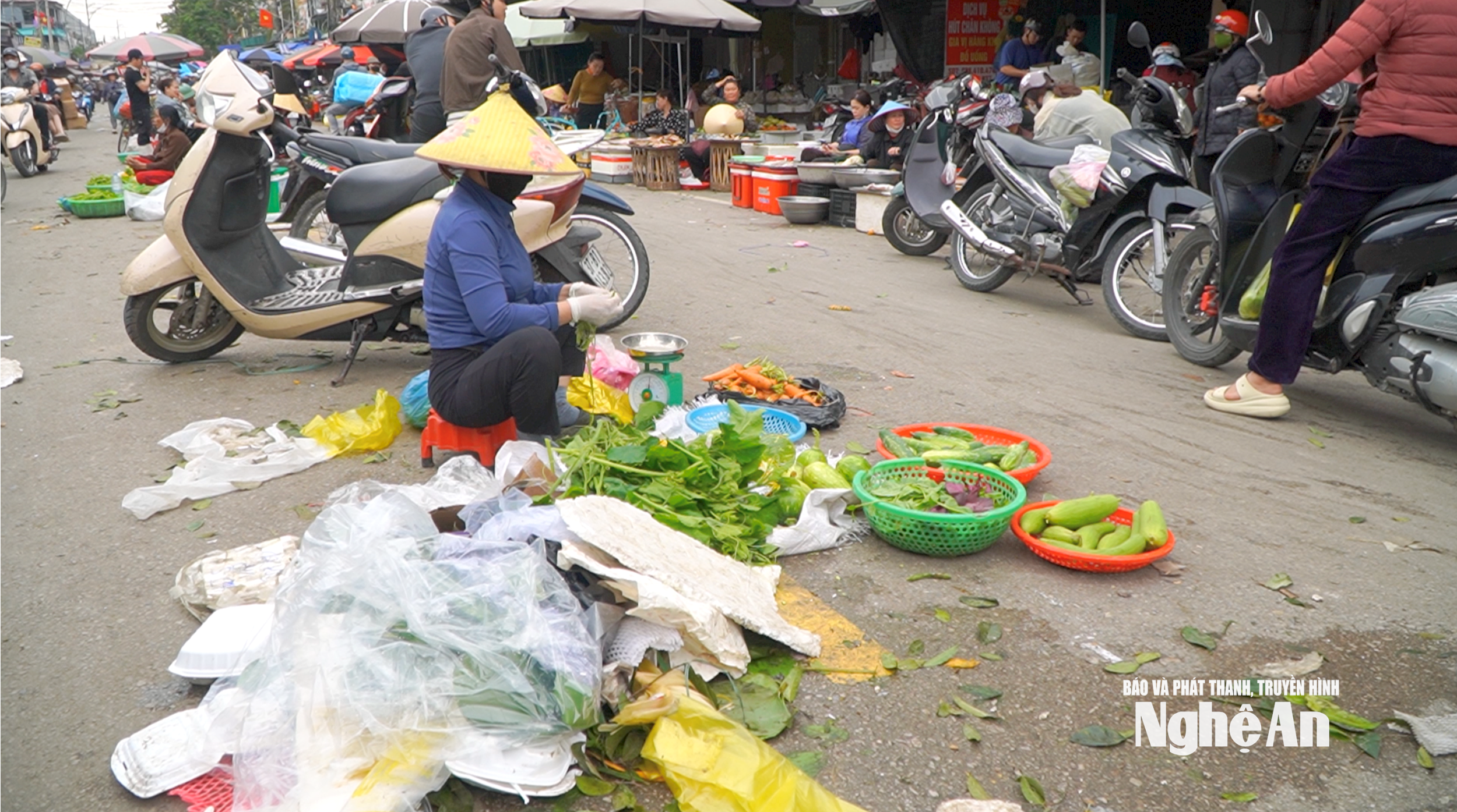Rác thực phẩm lẫn lộn phế liệu tràn ra lòng đường tại các khu chợ truyền thống