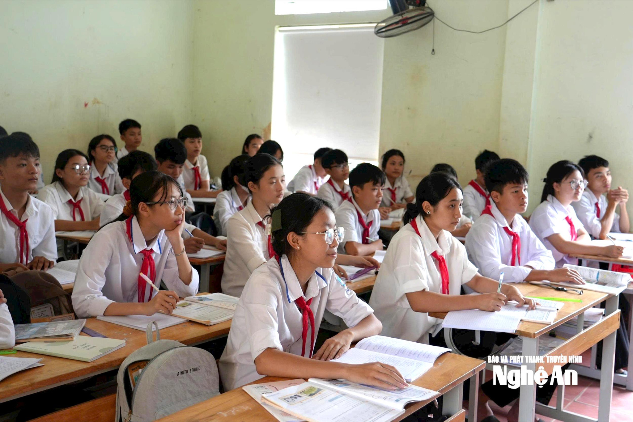 bna_tu-nam-hoc-2025-2026-hoc-sinh-lop-9-tren-dia-ban-thanh-pho-vinh-cu-se-tang-dot-bien.-anh-my-ha(1).jpg