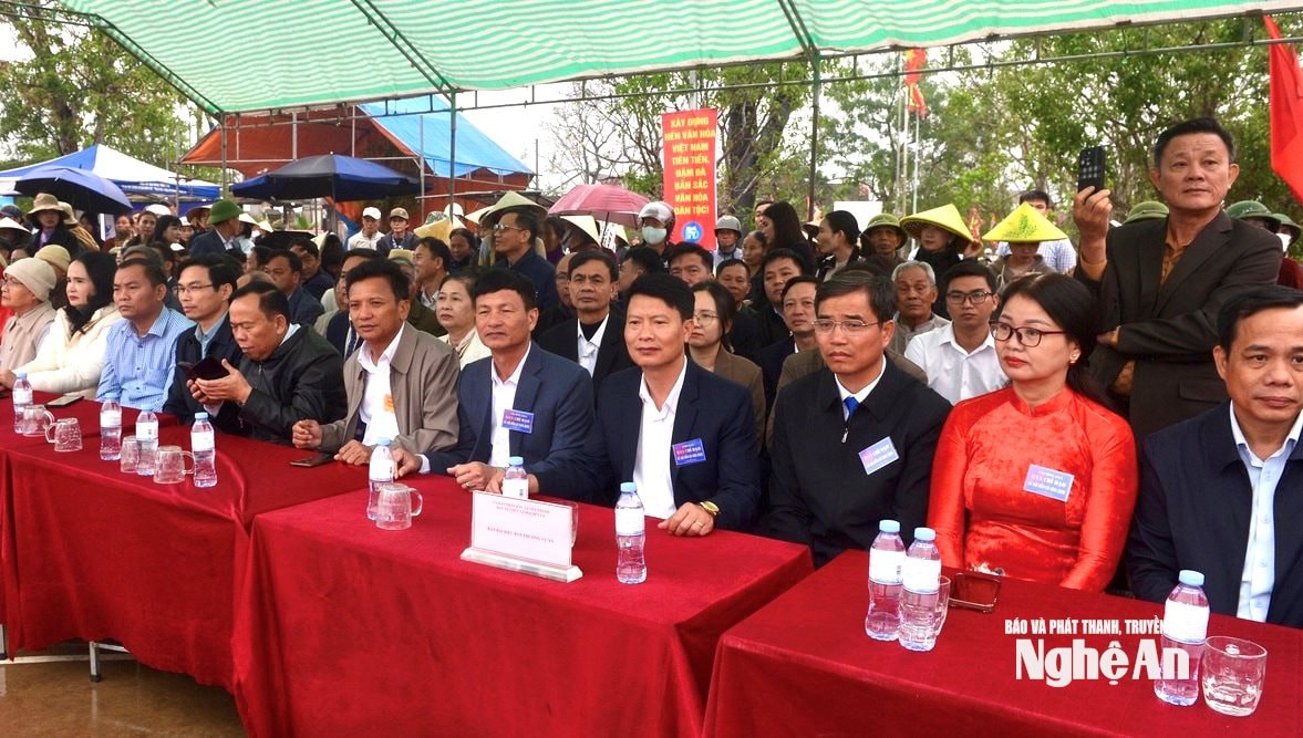 Lãnh đạo xã Yên Thành cùng đông đảo nhân dân tham dự lễ hội Đền Cả. Ảnh: Văn Trương