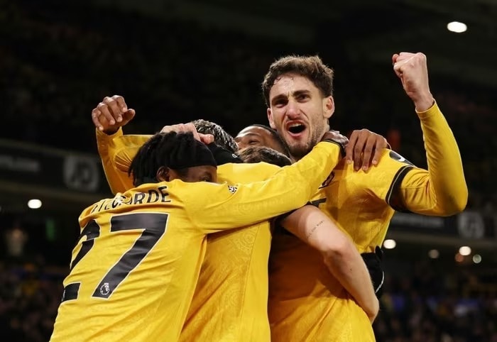 Wolves thắp lại hy vọng trụ hạng sau chiến thắng trước Liverpool.