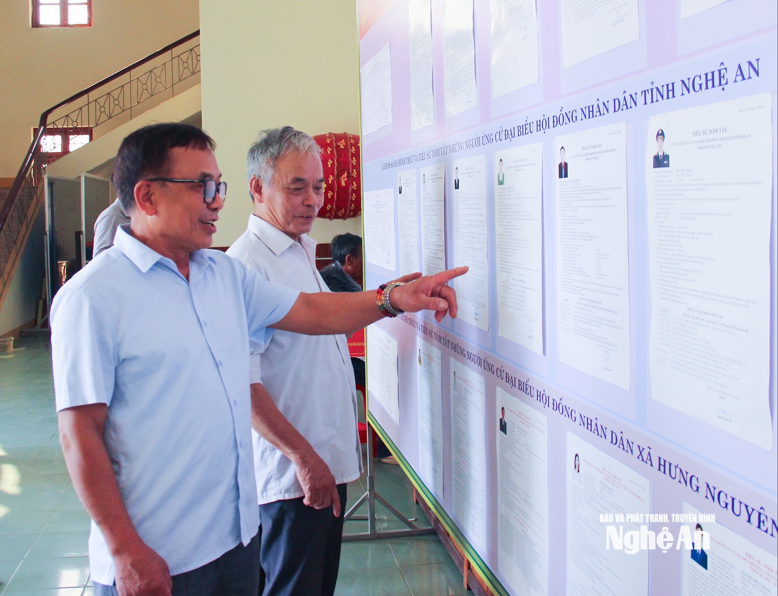 Cử tri xã Hưng Nguyên tìm hiểu tiểu sử các ứng cử viên. Ảnh: Mai Hoa