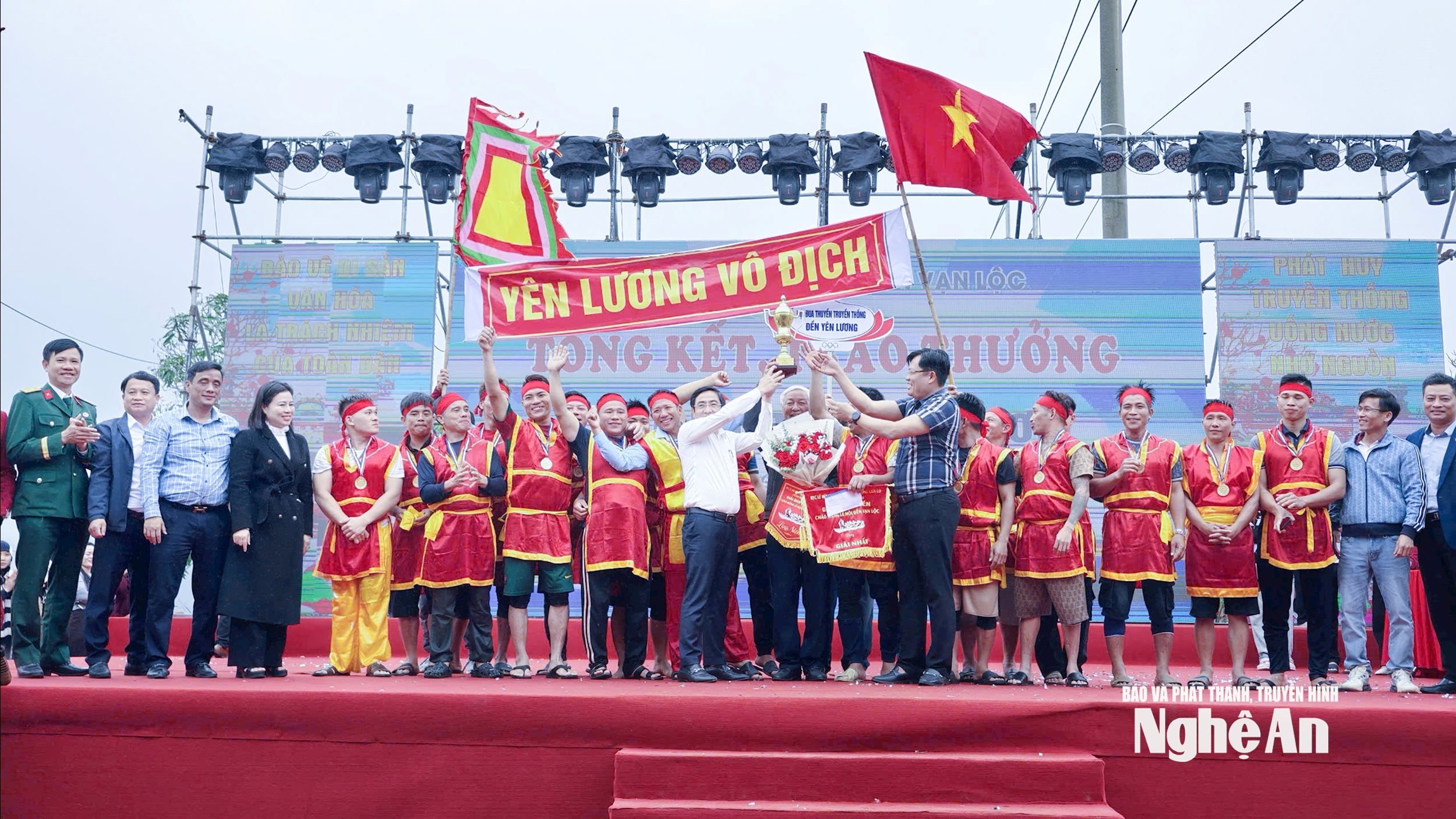 I leader del distretto di Cua Lo hanno consegnato il primo premio alla squadra di Yen Luong.