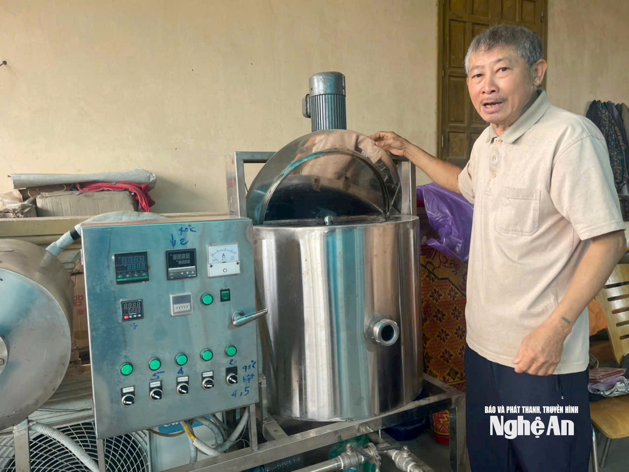 HTX nuôi ong Thanh Chương đã mạnh dạn đầu tư máy Hạ thuỷ phần mật ong để nâng cao chất lượng sản phẩm. Ảnh: Tiến Đông