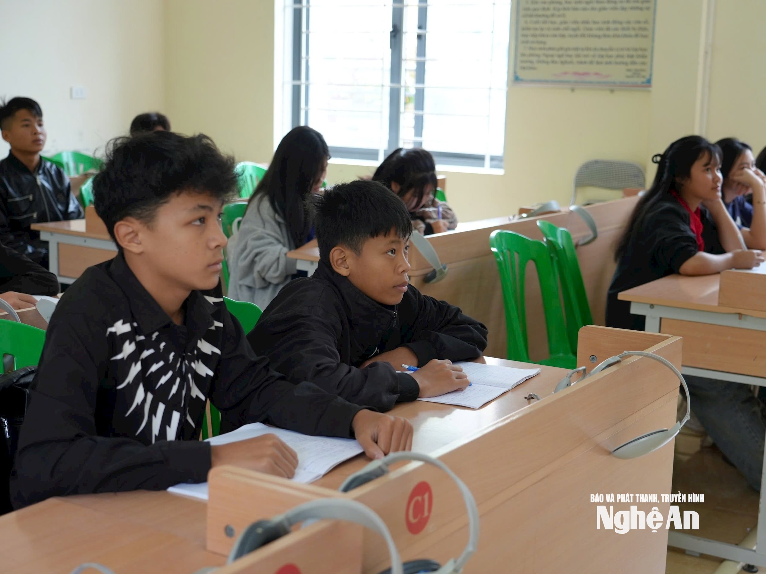 Giờ học Tiếng Anh của học sinh Trường PT DTBT THCS Yên Tĩnh, xã Yên Na. Ảnh - Mỹ Hà