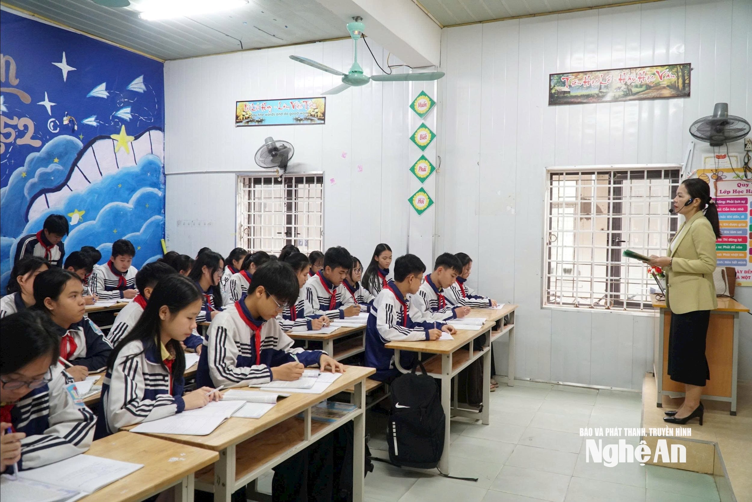 Học sinh lớp 9 - Trường THCS Nghi Phú, phường Vinh Phú. Ảnh - Mỹ Hà