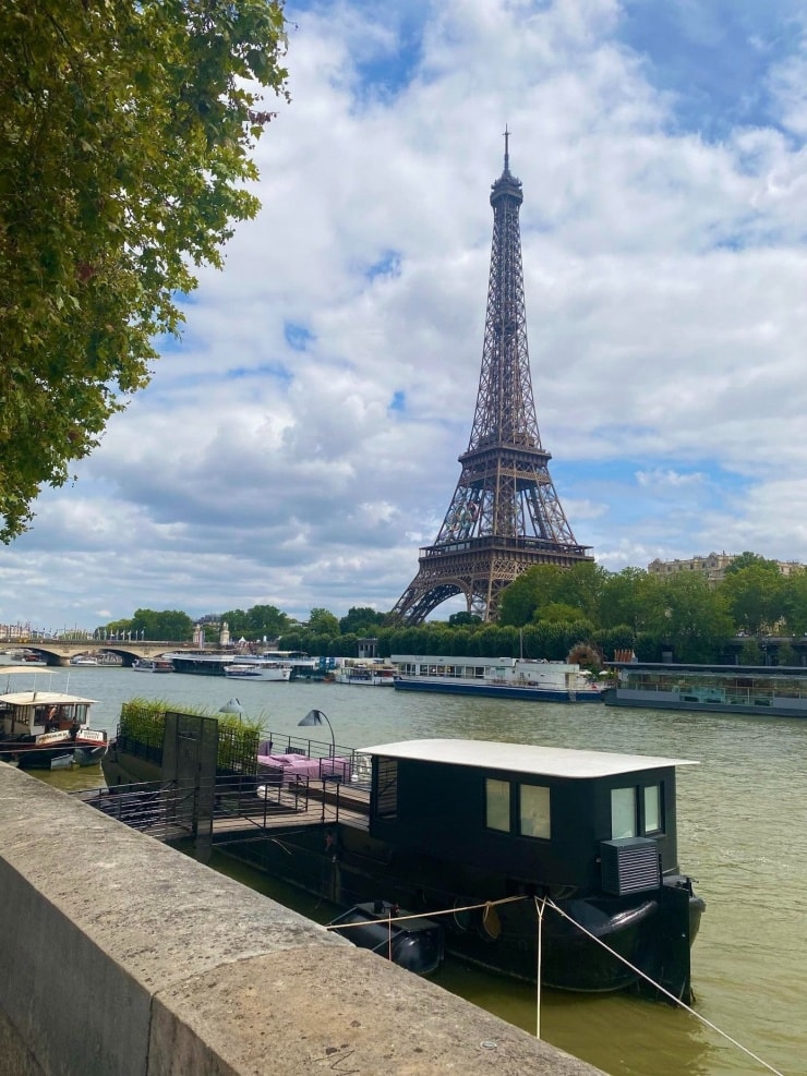 Tháp Eiffel nổi tiếng có nhiều góc chụp, nhưng trải nghiệm lên tháp thì bình thường.