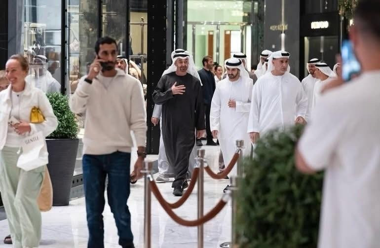 Tổng thống UAE Sheikh Mohamed bin Zayed Al Nahyan cùng Thái tử Dubai Sheikh Hamdan bin Mohammed bin Rashid Al Maktoum ghé thăm trung tâm thương mại