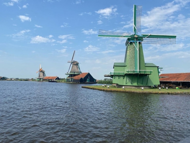 Còn với cối xay gió ở Zaanse Schans, Hà Lan, bạn đánh giá khung cảnh đẹp, thơ mộng như phim.