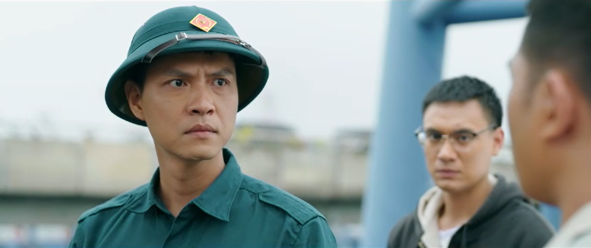 Lợi trực tiếp đến công ty của Trang để tìm các thành viên đội dân quân vắng mặt.