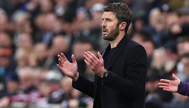 Michael Carrick bộc lộ những khiếm khuyết trong chỉ đạo chiến thuật khiến Man Utd nhận thất bại.