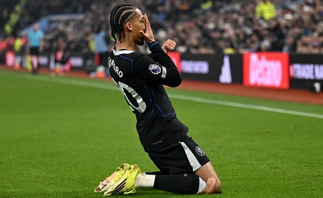 Joao Pedro trình diễn kỹ thuật cá nhân trong màu áo Chelsea.