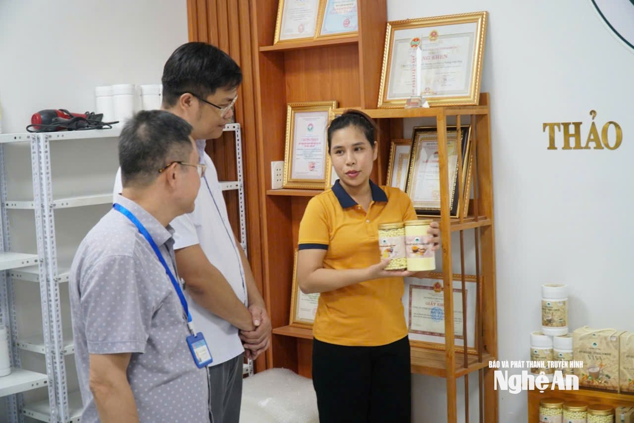 Chị Đặng Thị Nga giới thiệu về các sản phẩm của công ty. Ảnh - MH
