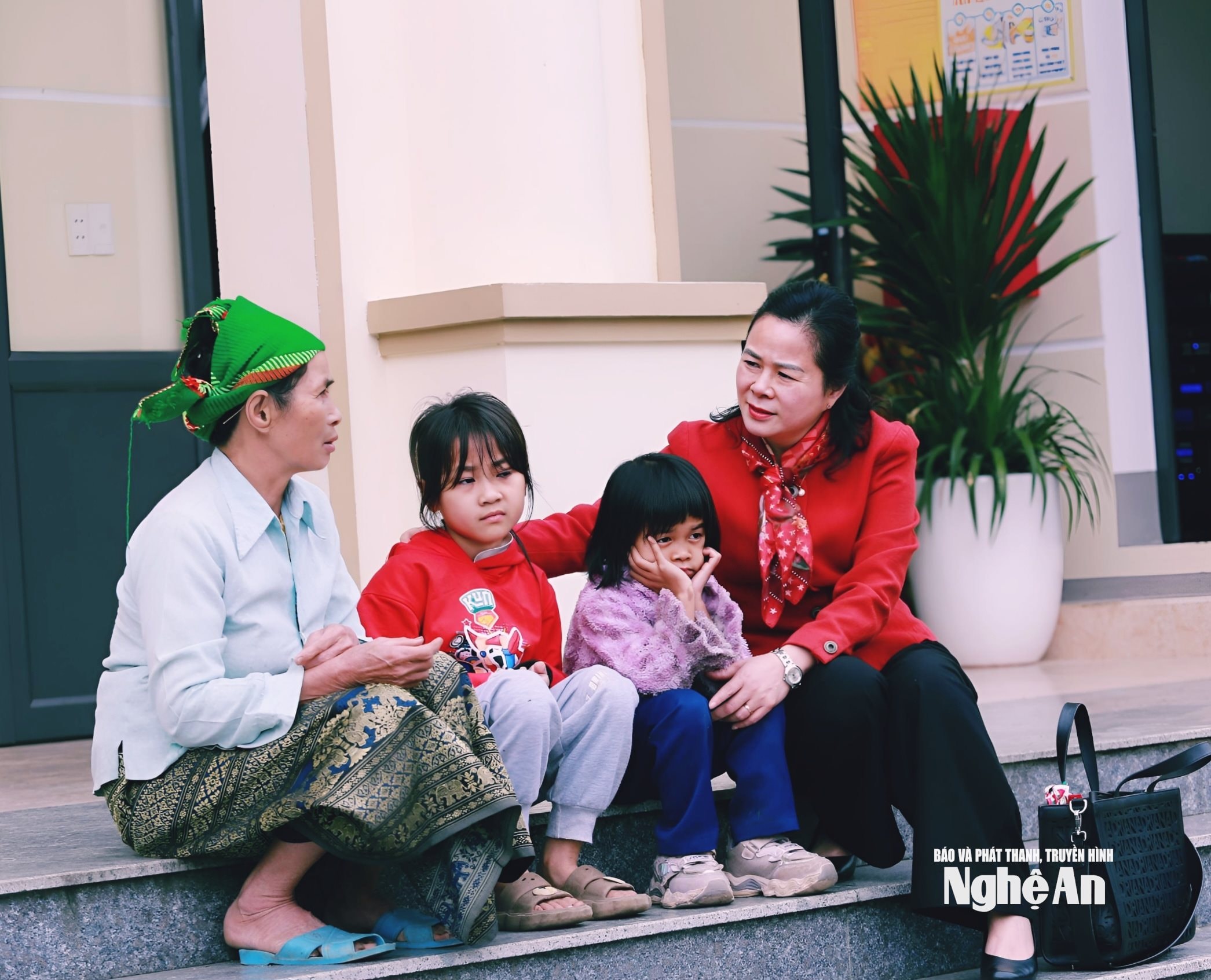 Gi&aacute;m đốc Sở Y tế L&ecirc; Thị Ho&agrave;i Chung tr&ograve; chuyện với người d&acirc;n trong qu&aacute; tr&igrave;nh đi tiếp x&uacute;c cử tri. Ảnh - MH