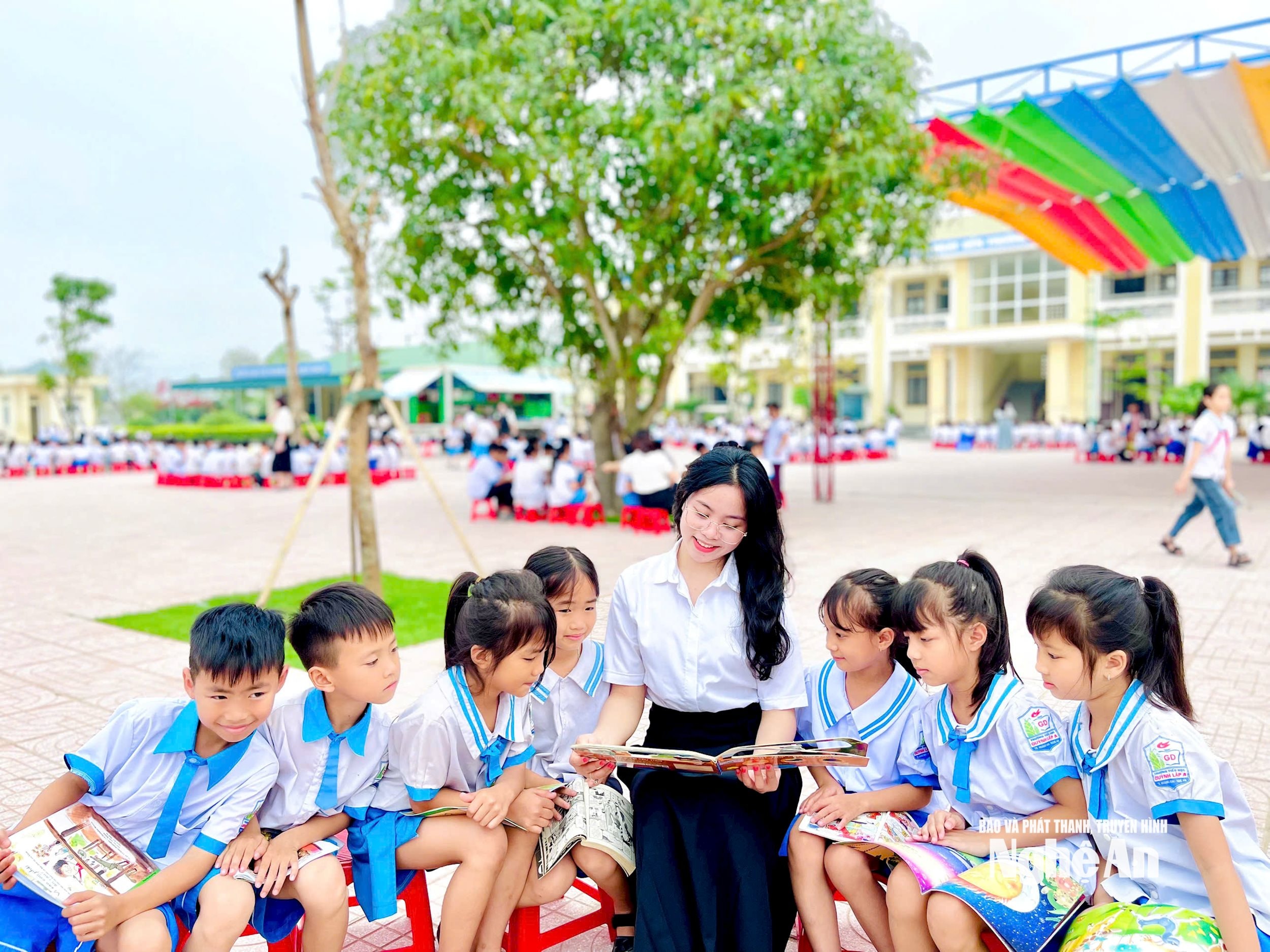 Giờ đọc sách của cô giáo Lô Thị Bảo Vy và các em học sinh Ảnh - PV